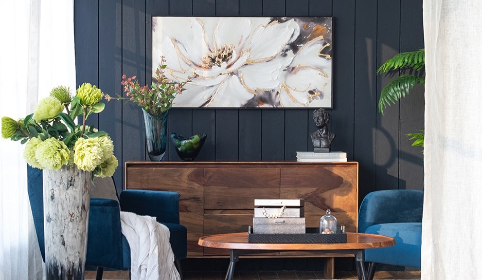 モダンなアートパネルを飾ったリビングインテリア