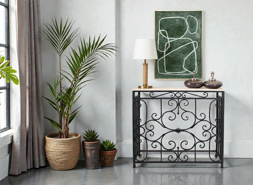 玄関の壁面に置いたコンソールテーブルのコーディネート例（ミラー＋ランプ＋小物）