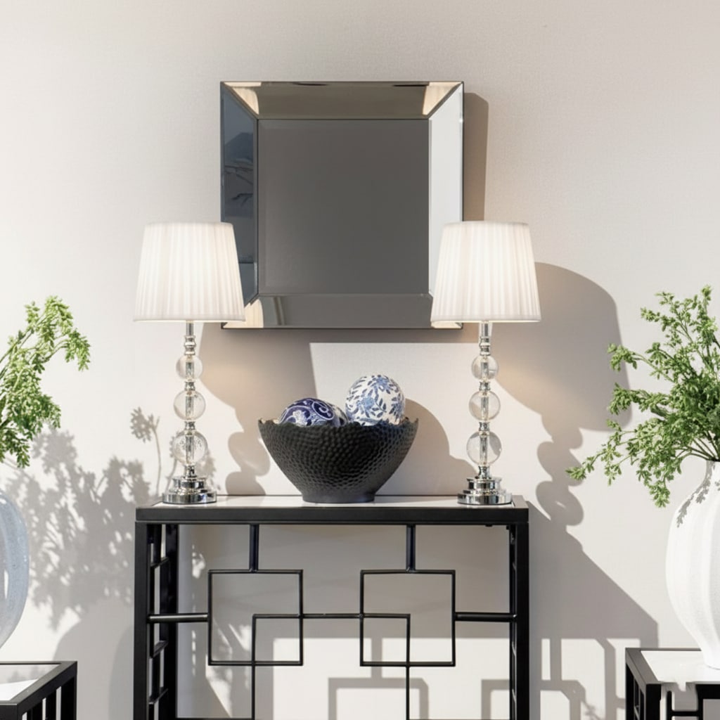 コンソールテーブルの上にミラーとランプを置いたシンメトリーコーディネート