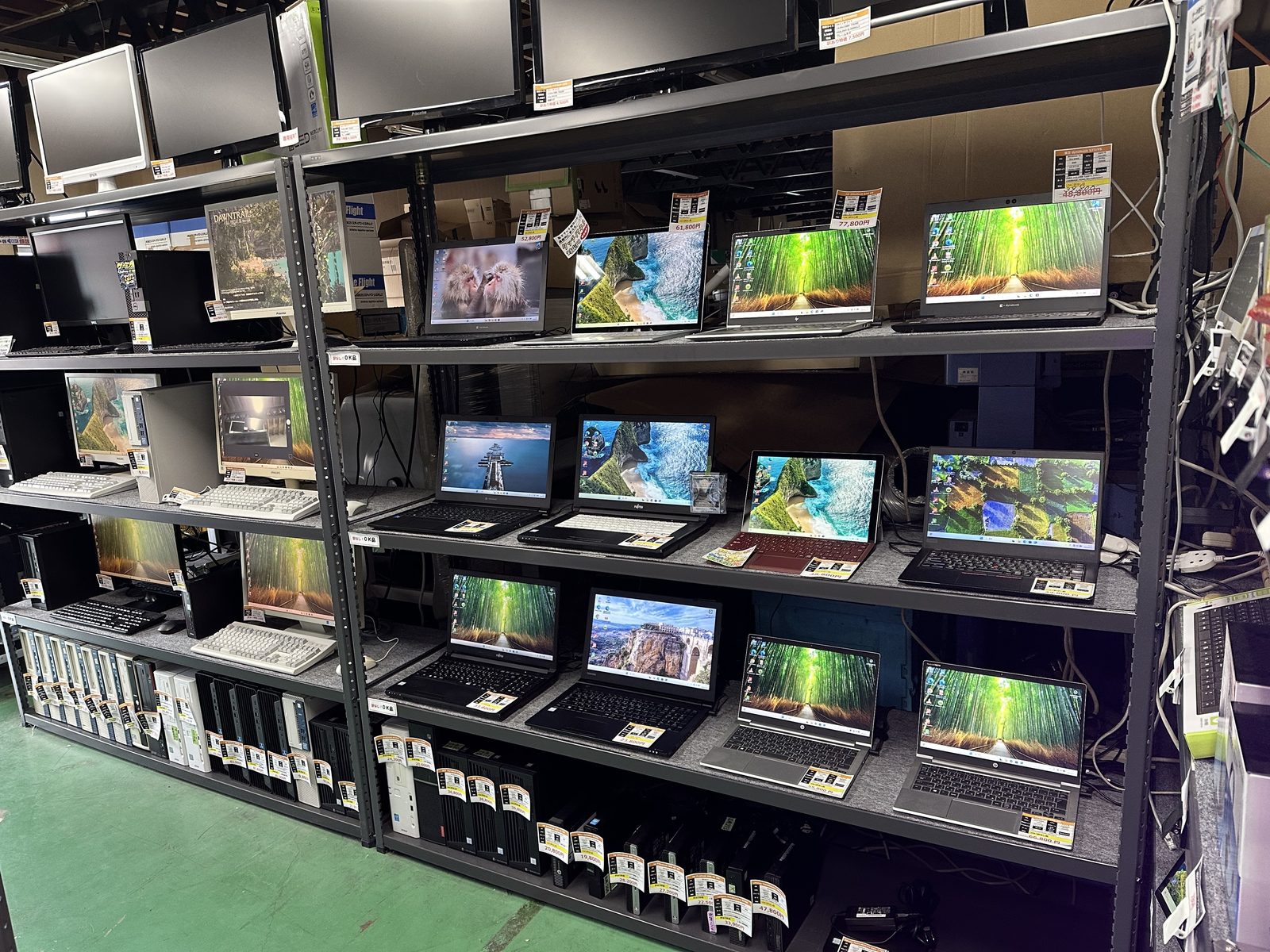 アルパカPCの店内とパソコンの陳列