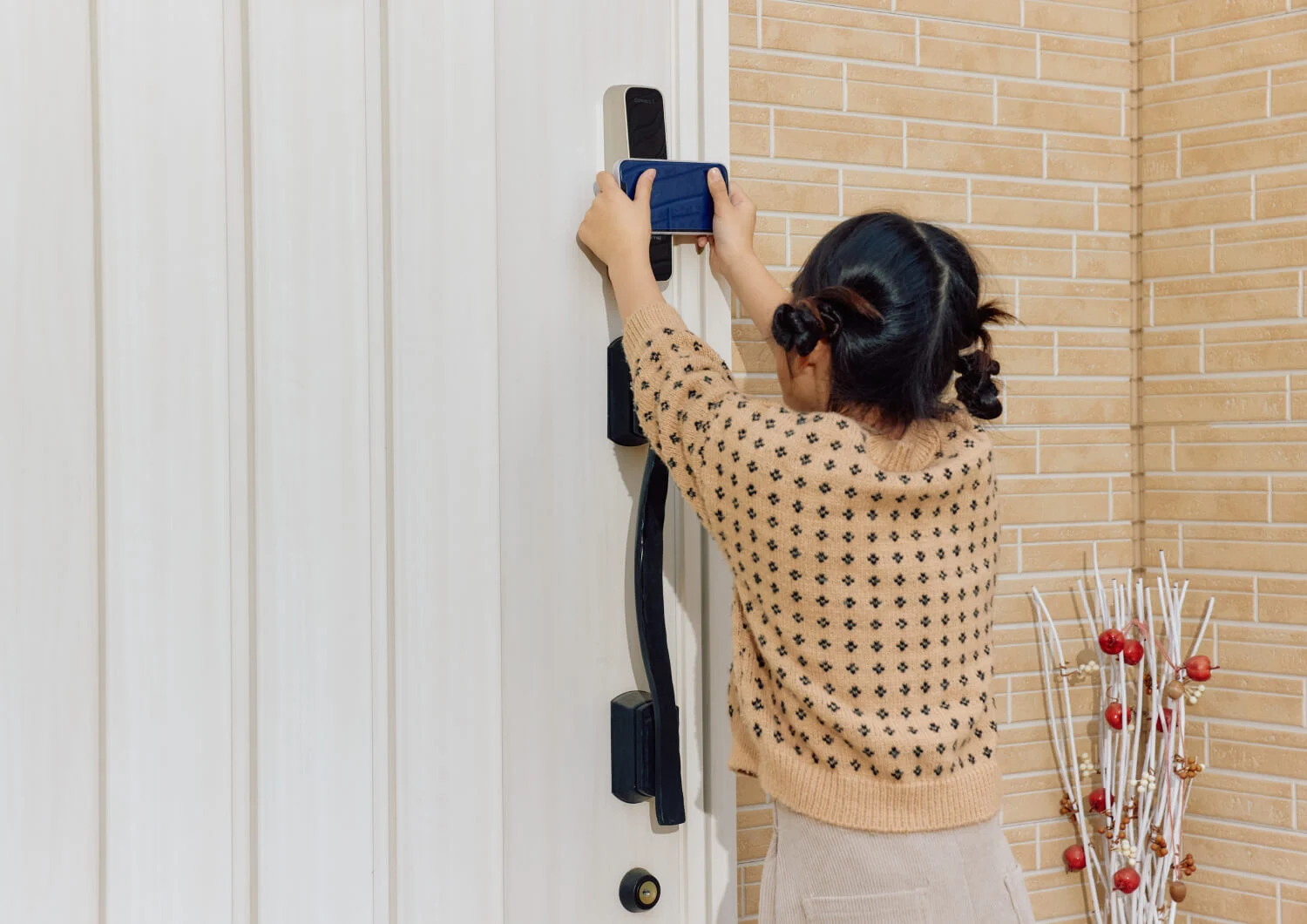 荷物で両手がふさがっている時に娘が解錠している様子