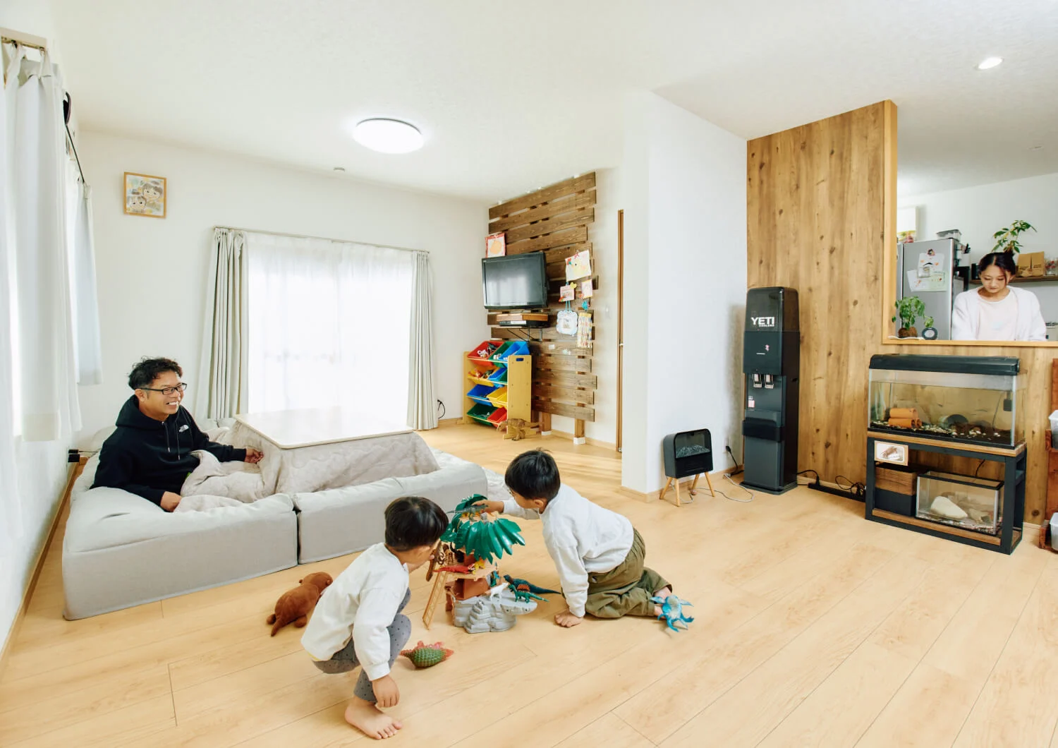 子どもたちが走り回れる広々リビングルームが自慢の写真