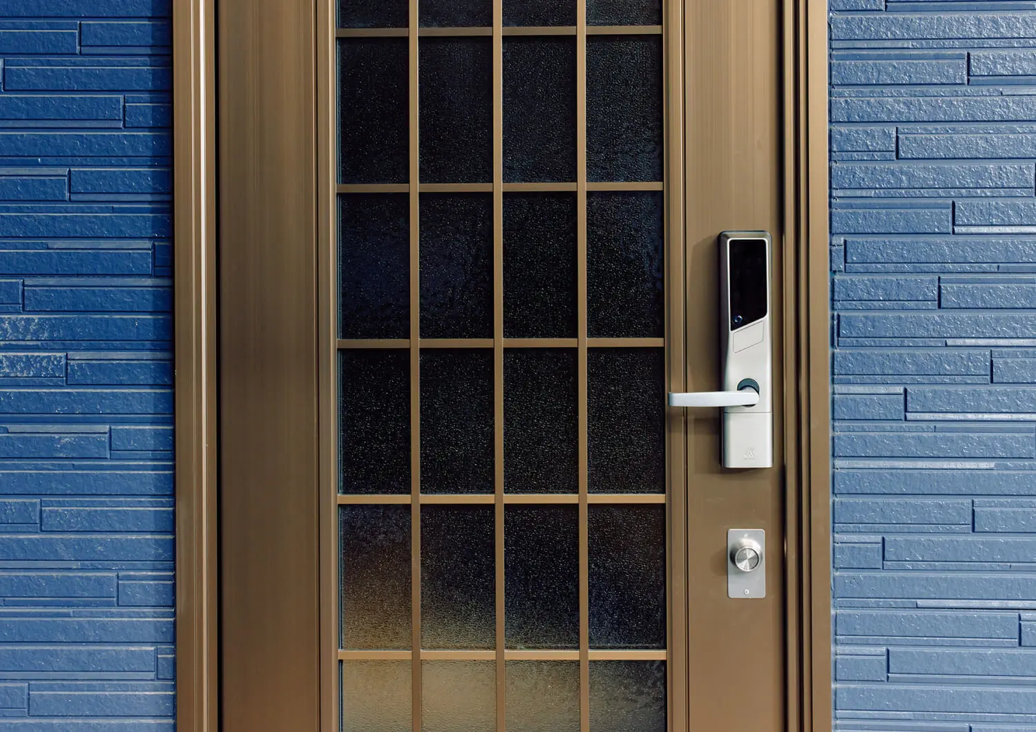 アルファのプレミアムスマートロックが取り付けられている玄関ドアの写真