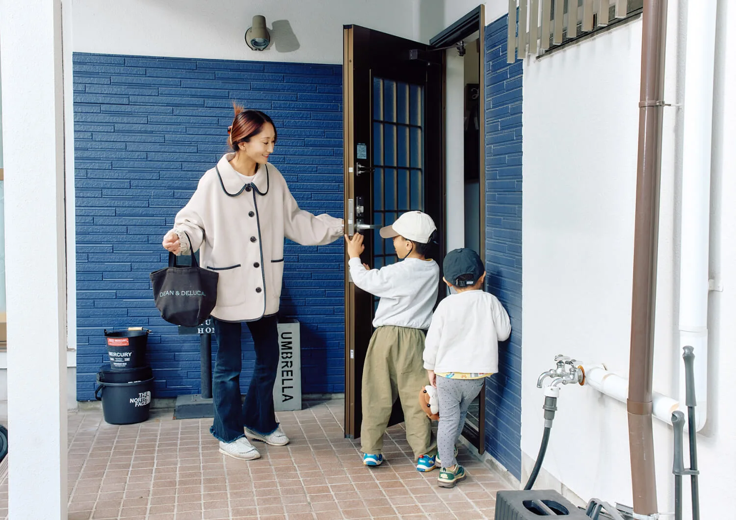 家族で家の中に入っていくシーン