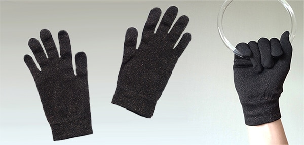 銅繊維手袋は、銅繊維を使用し、すべての指でタッチパネルが操作できる手袋です。銅繊維靴下「足もとはいつも青春」と同素材の銅繊維を手袋全体に使用し、さらに深海ミネラルパウダーをプリントしました。