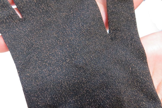 銅繊維靴下「足もとはいつも青春」と同繊維のカプロンファイバーを全体に使用