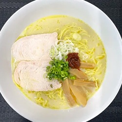 黄金の鶏白湯ラーメン
