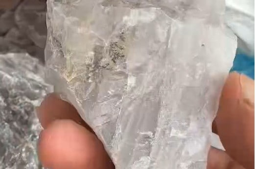 デンドリチッククォーツ出雲型勾玉