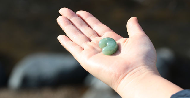 金山谷産糸魚川翡翠 工房製作出雲型勾玉