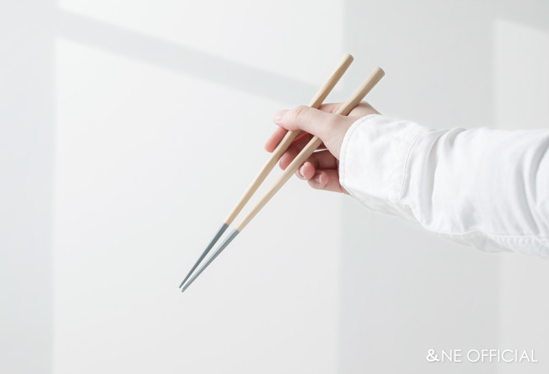 つかみやすく持ちやすい、手彫りのお箸