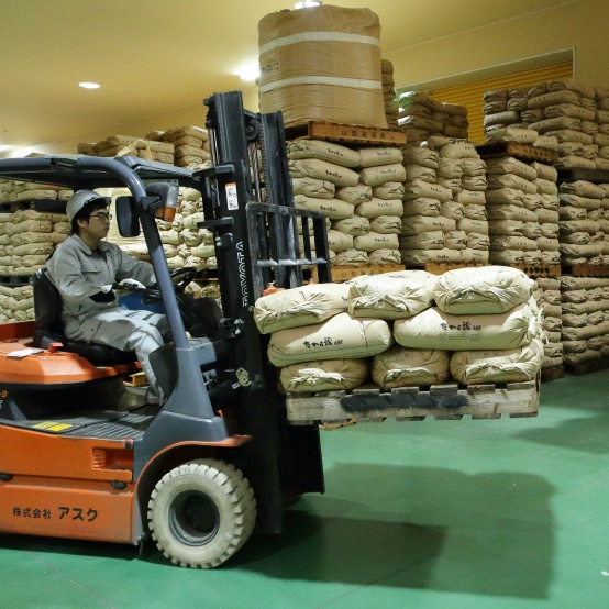 1.原料玄米投入