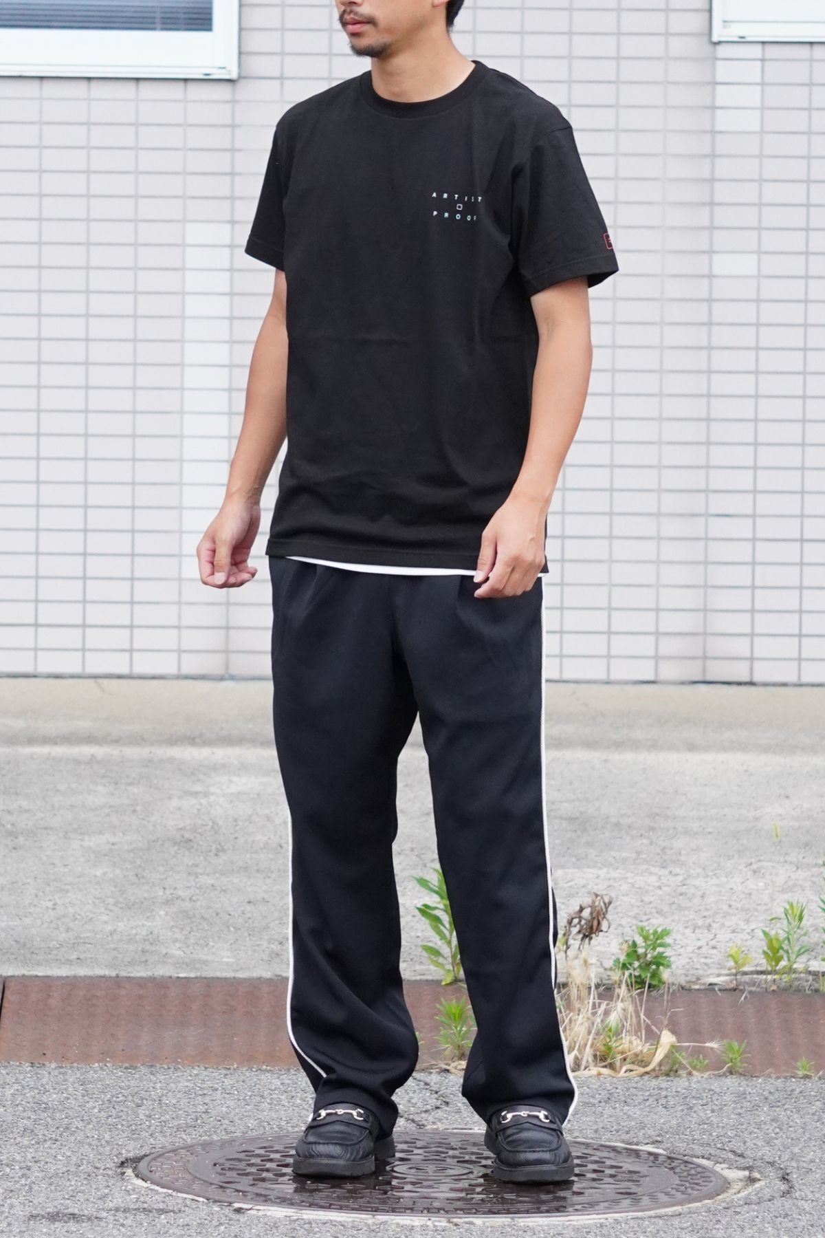 BLACKのS/S TEE Innovatenをジャージパンツとローファーで合わせたスタイリング