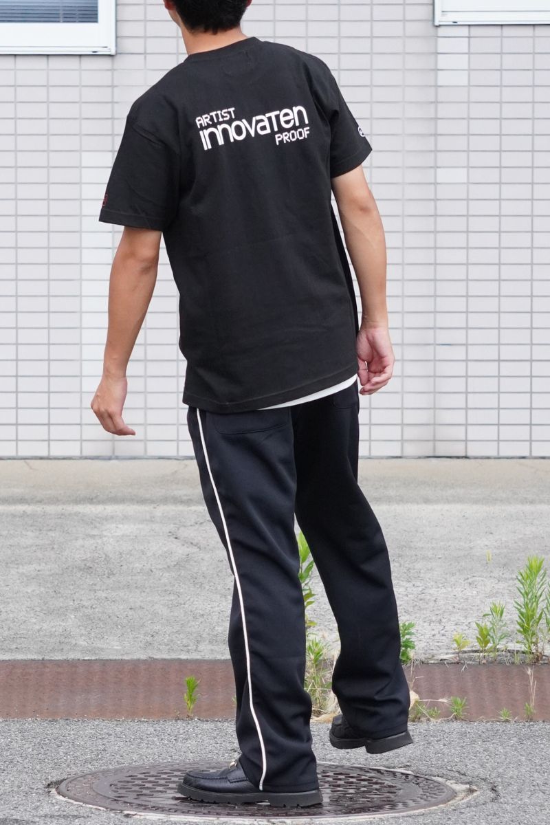 BLACKのS/S TEE Innovatenのバックスタイル