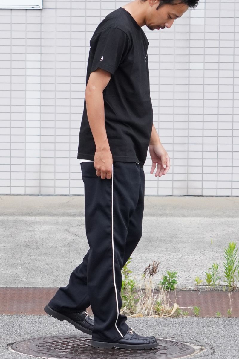 BLACKのS/S TEE Innovatenを着用した歩きのスタイリング