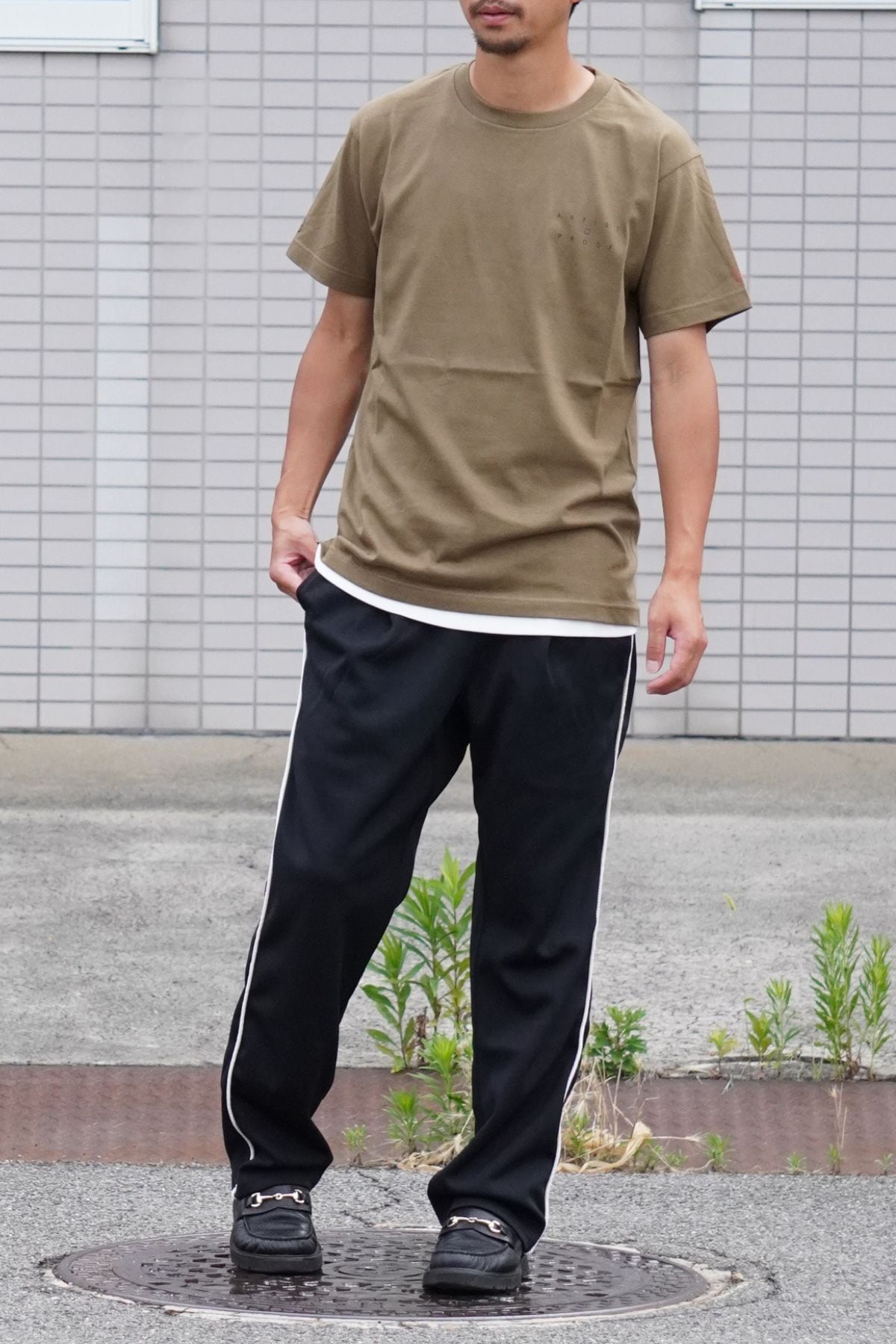 OLIVEのS/S TEE Innovatenをジャージパンツとローファーで合わせたスタイリング