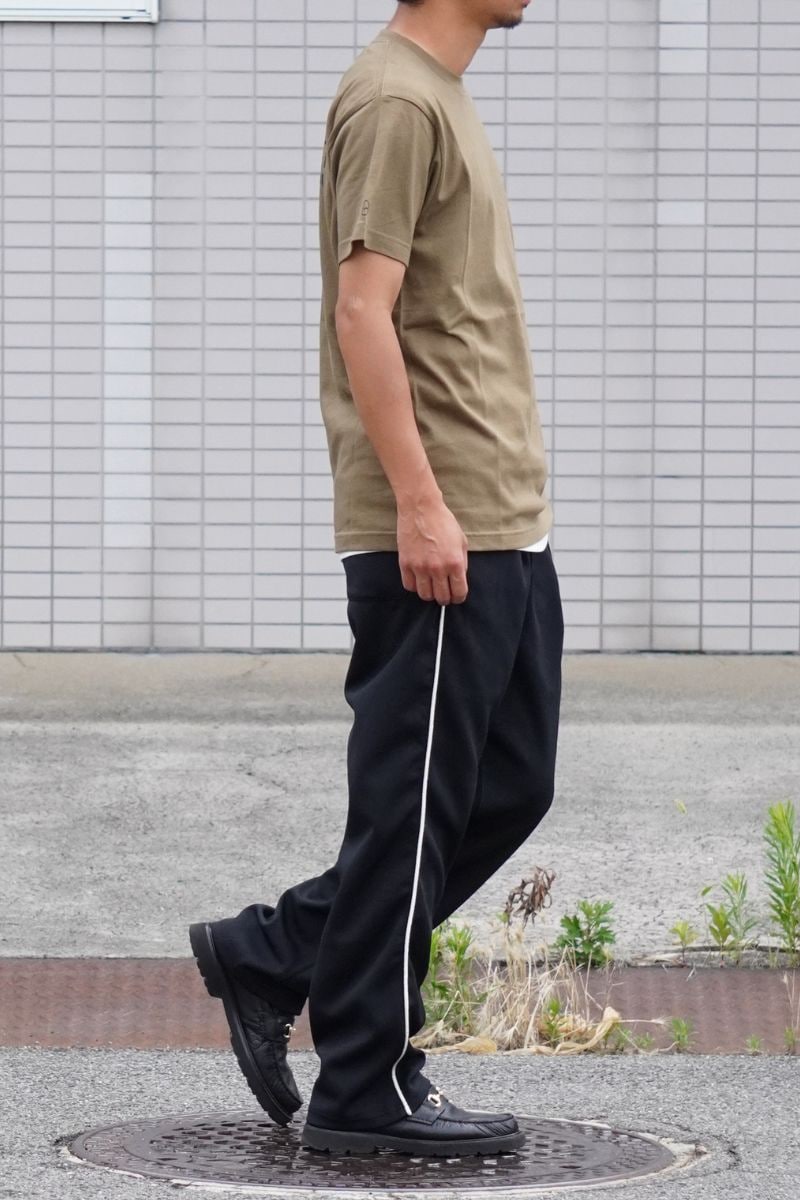OLIVEのS/S TEE Innovatenを着用したサイドスタイル