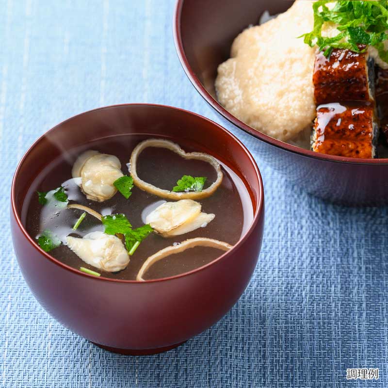 上品な味わいのはまぐりのお吸い物は、鰻料理とよく合い、食卓をより華やかに彩ります。
