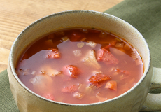 写真：ザク切りキャベツとトマトのスープ