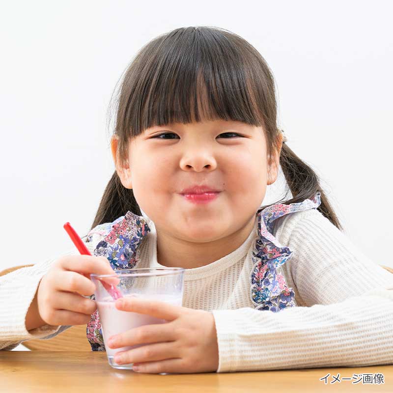 牛乳デザートを飲むお子さま