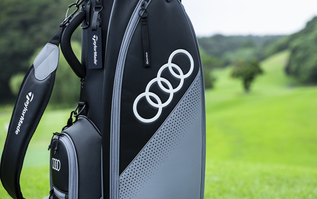 Audiの洗練されたデザインと、TaylorMadeのゴルフパフォーマンスを融合したコレクション。印象的なバイカラーデザインが、コースでも日常でもスタイリッシュな存在感を演出します。