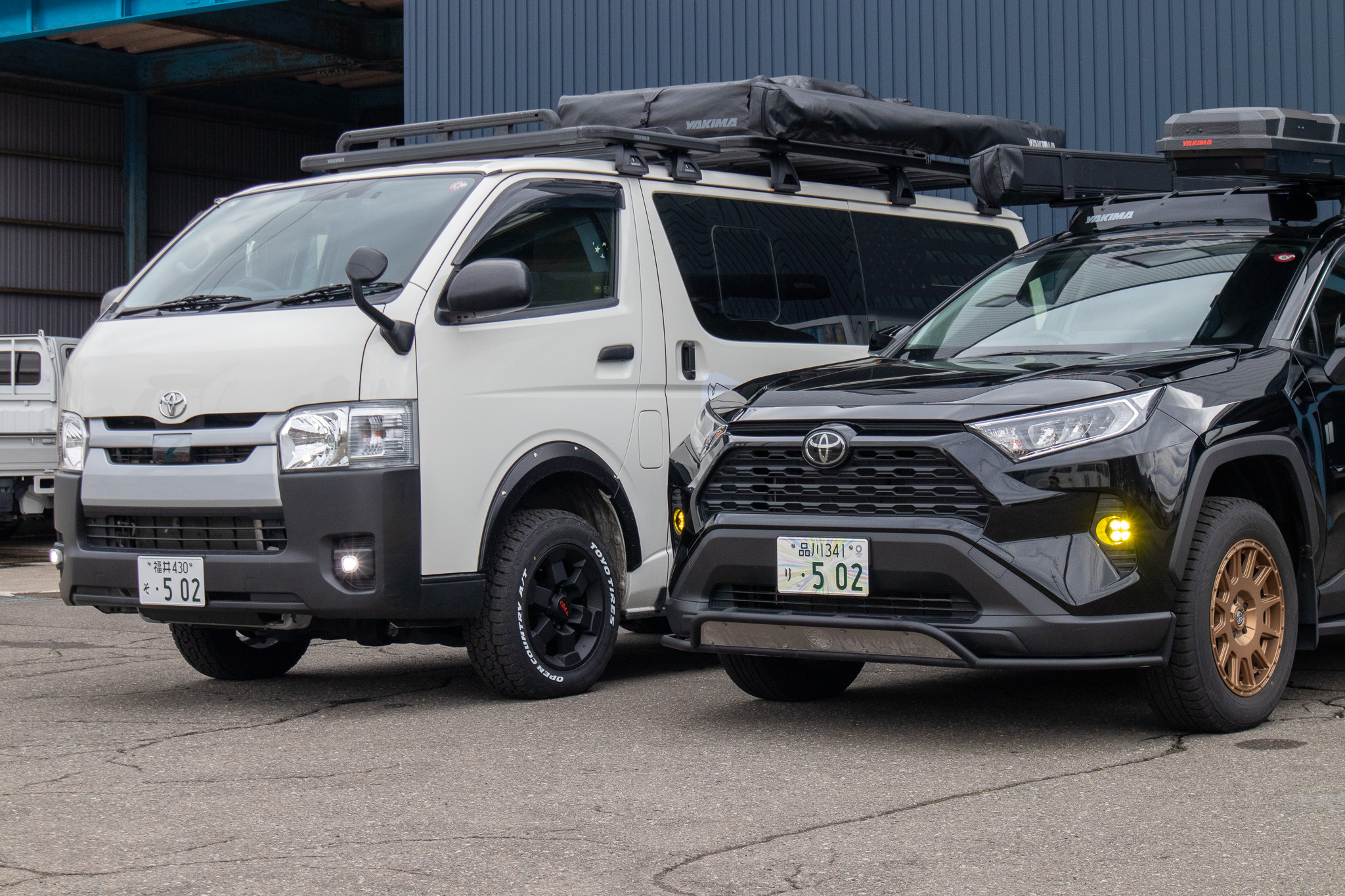 TOYOTA HIACEとTOYOTA RAV4が並んでいる