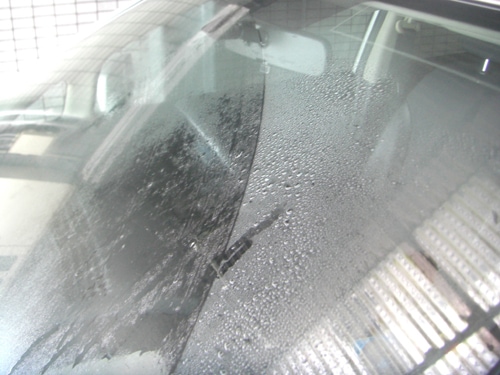 車のガラスのうろこ除去コンパウンドでワイパー跡を除去できるのか