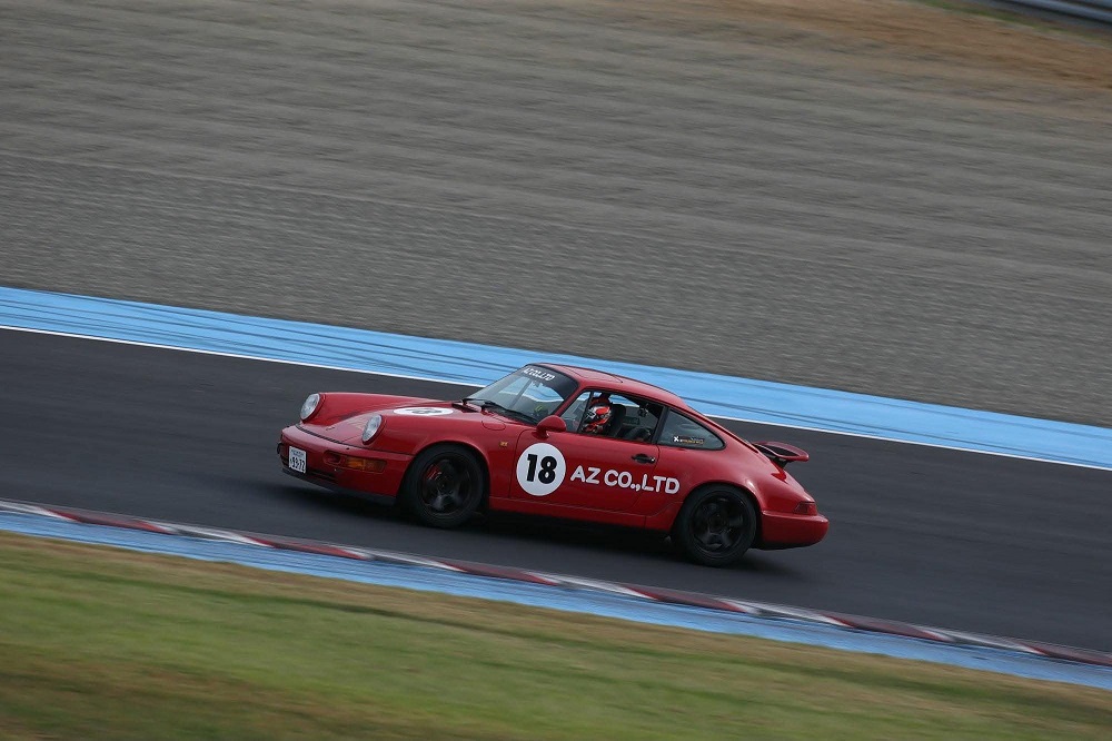モビリティリゾートもてぎを走行するAZのテスト車両 空冷ポルシェ964