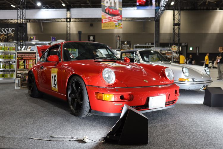 サーキット耐久レースを走る空冷ポルシェ
