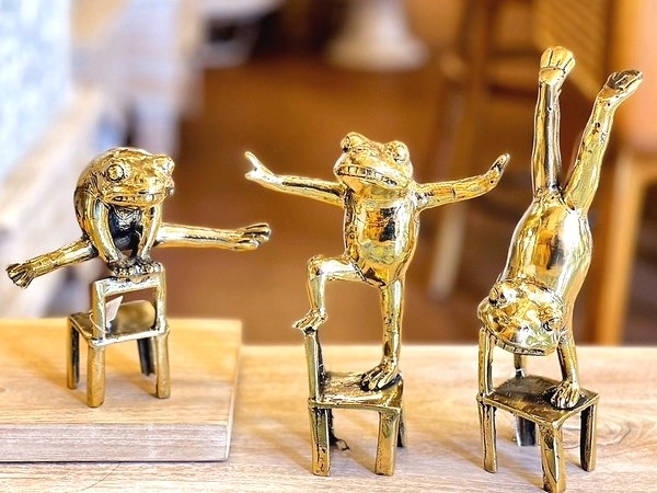 メートランドスミス金属製カエルの置物 体操するカエルのオブジェ 