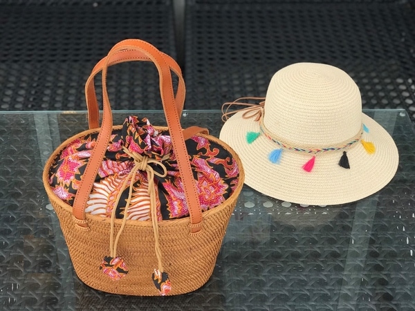 美品バリ島トゥガナン村製品 アタ カゴ ショルダーバッグ 手編み籠 かごバッグ／アタバッグ ／バティックの巾着付き／バリ島トゥガナン村