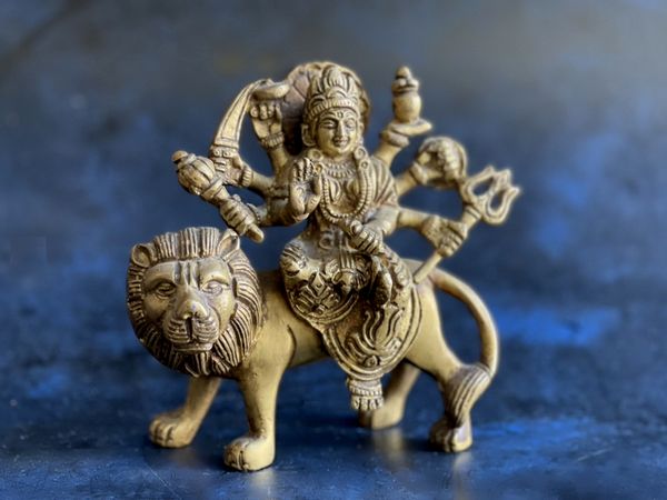 ライオンに乗るドゥルガー／真鍮製の像