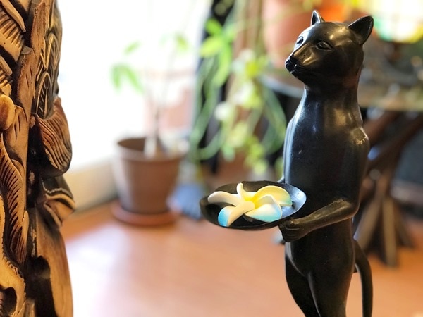 バリネコ ブロンズ像 お皿を持つ猫 バリ猫 オブジェ 置物 皿持ち猫 