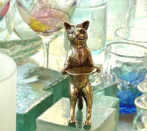 皿を掲げる猫／皿を持つ猫／真鍮のネコ／真鍮製 オブジェ【13cm