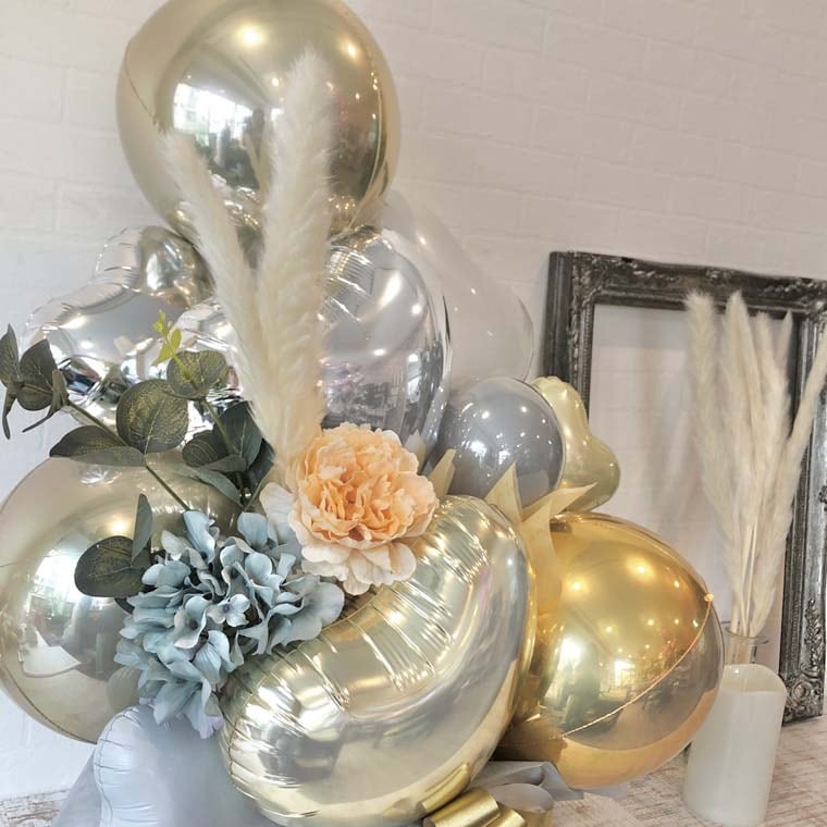 開店祝いや結婚式のお祝いに　上品でオシャレな置き型バルーンギフト　ホワイトゴールドテールリード-バルーンギフトのモモノバルーンオンライン