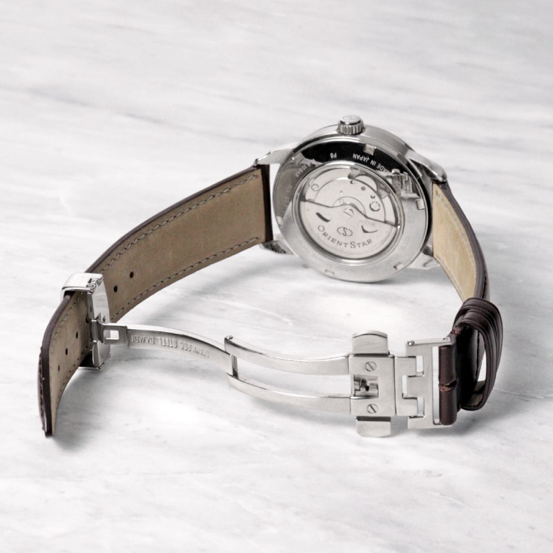 バックルを装着した時計の全体像と高級感のある見た目