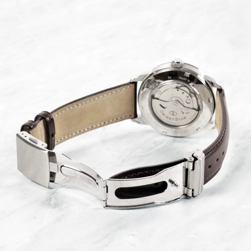 バックルを装着した時計の全体像と高級感のある見た目