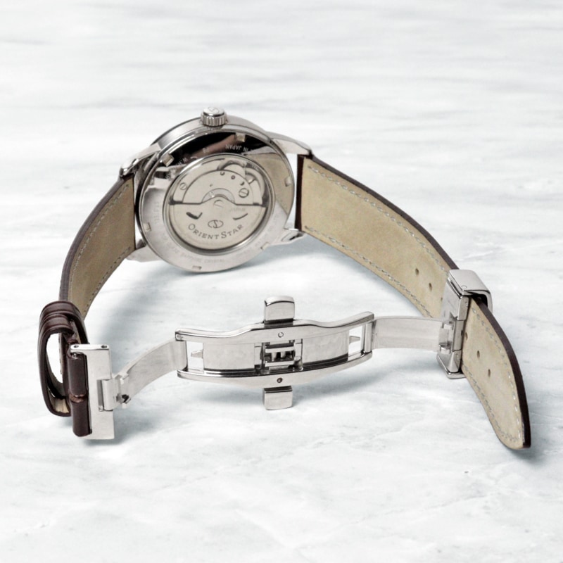 バックルを装着した時計の全体像と高級感のある見た目