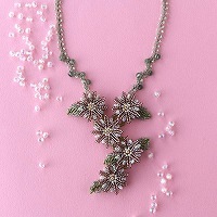 Flower motif necklace 