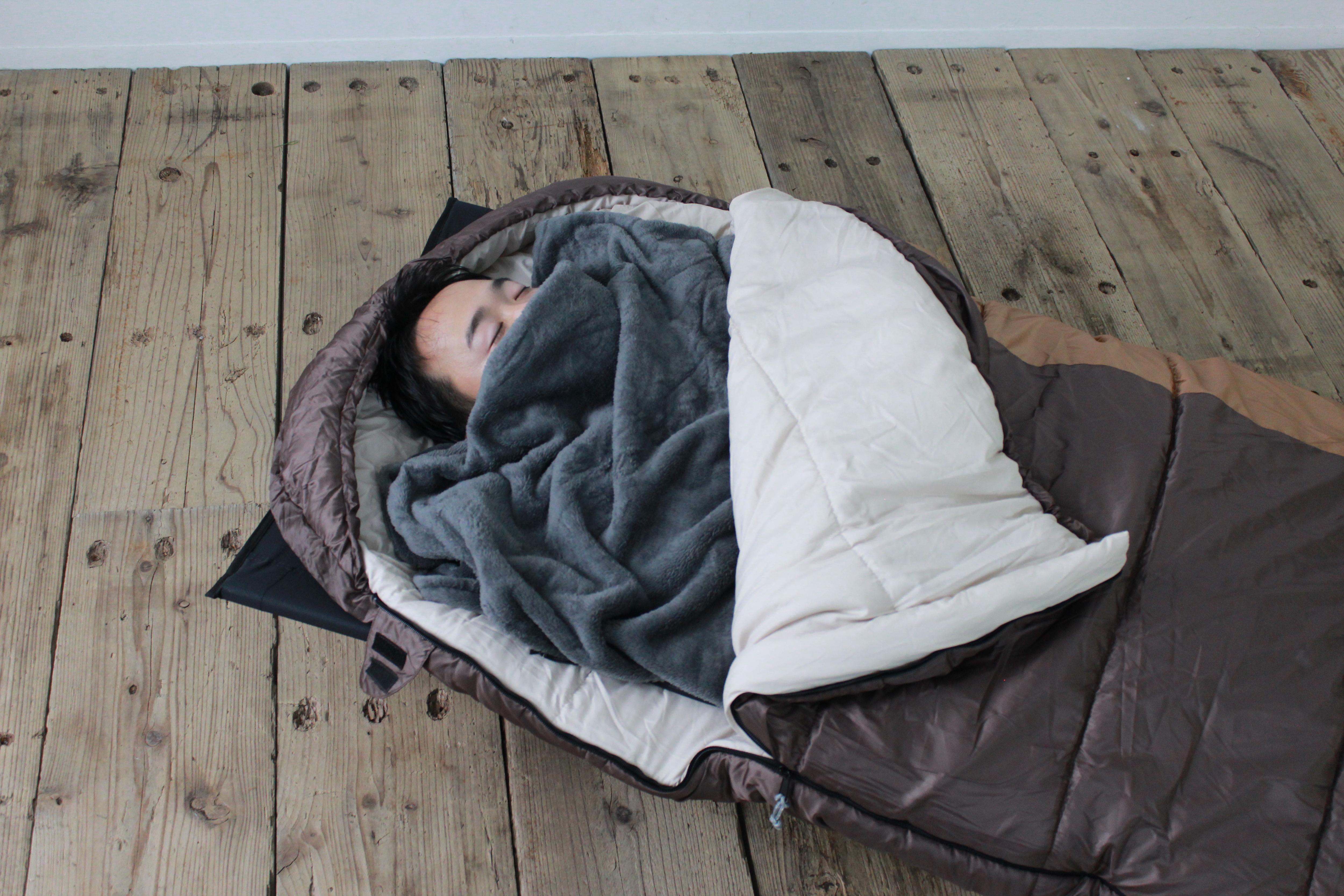 Bears Rockくるむんボアフリースロングのイメージ写真です。寝袋の中にボアフリースロングを入れて使用しています。