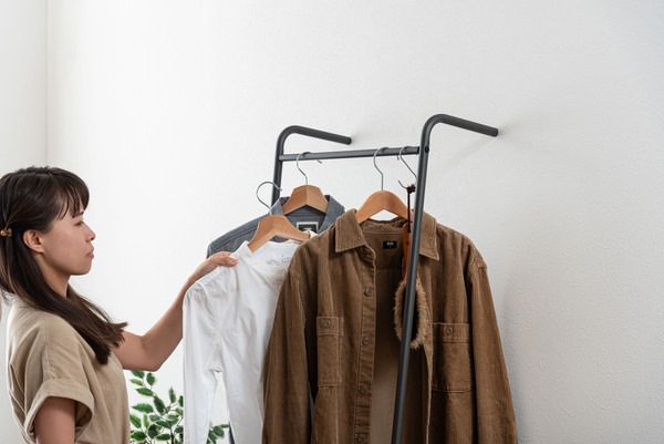 バスケットのそばにしゃがんで作業する人物のいる生活シーン
