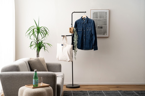 ソファのある部屋でコートをかけて使用しているイメージ