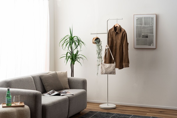 観葉植物のある部屋でコートをかけて使用しているイメージ（別角度）