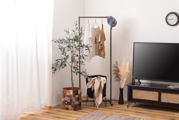 部屋の一角に設置したスチールハンガーラックの使用イメージ