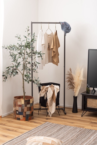 観葉植物とともにコーディネートしたスチールハンガーラックの使用イメージ
