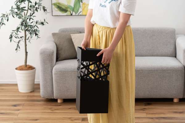 傘立て ブラック 持ち運びやすさが分かる使用シーン