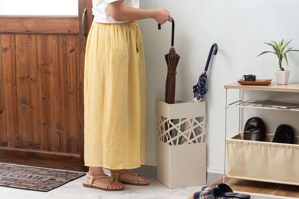 傘立て ホワイト 持ち運びやすさが分かる使用シーン