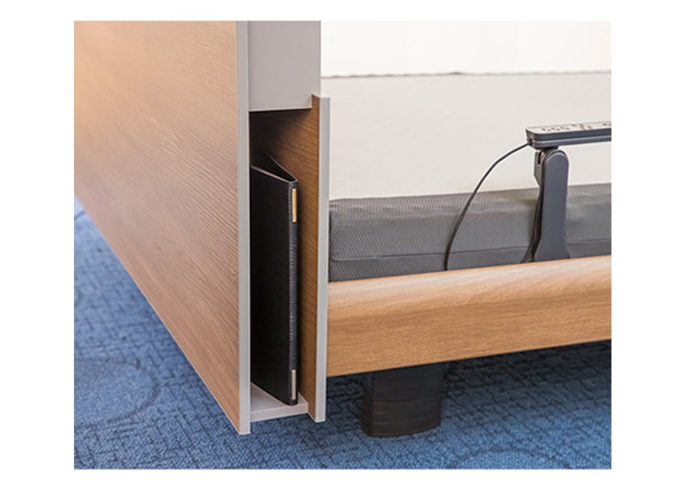 側面には書籍などの収納スペースを設置