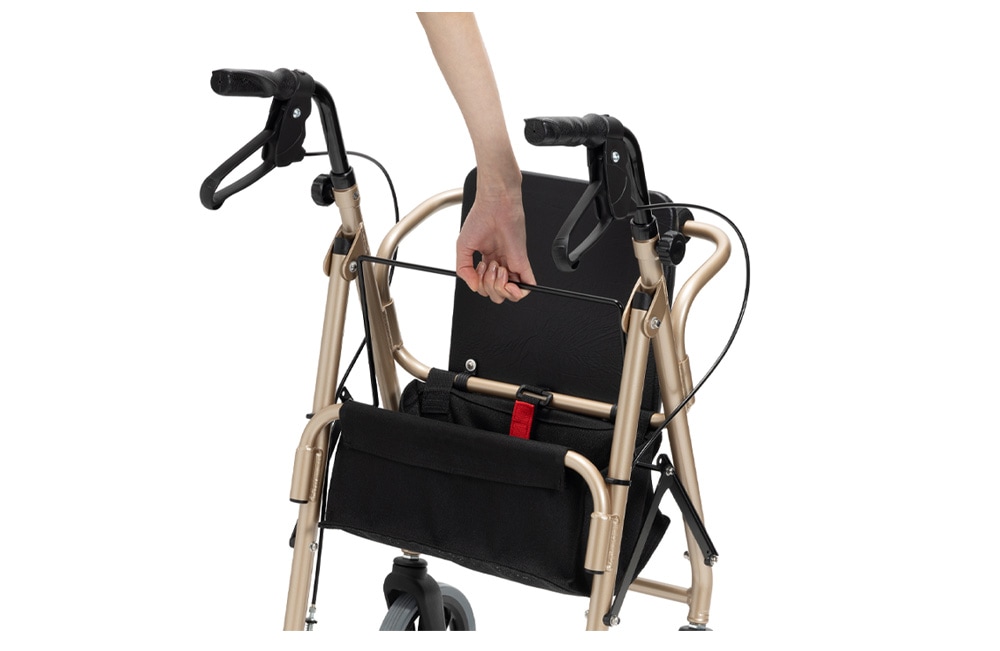 座面を上げて折りたたみバーを引き上げるだけ、バッグをつけたまま簡単折りたたみ式。