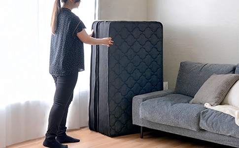 三つ折りでコンパクト