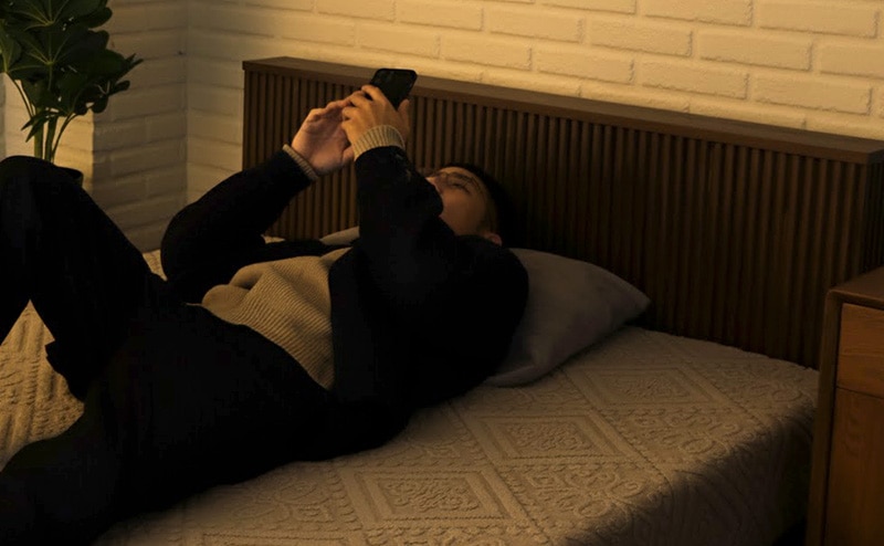 夜の読書シーン：縦格子の陰影と落ち着いた時間